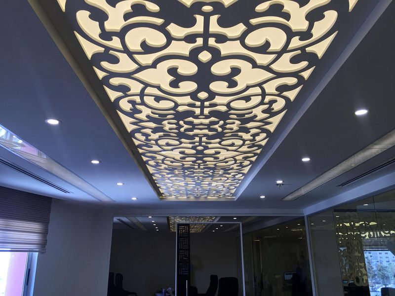 Sufit z ornamentem